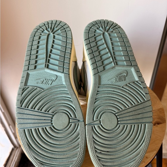 Nike Air Jordan 1 High Top in Cream & Seafoam Green - Picture 4 of 7